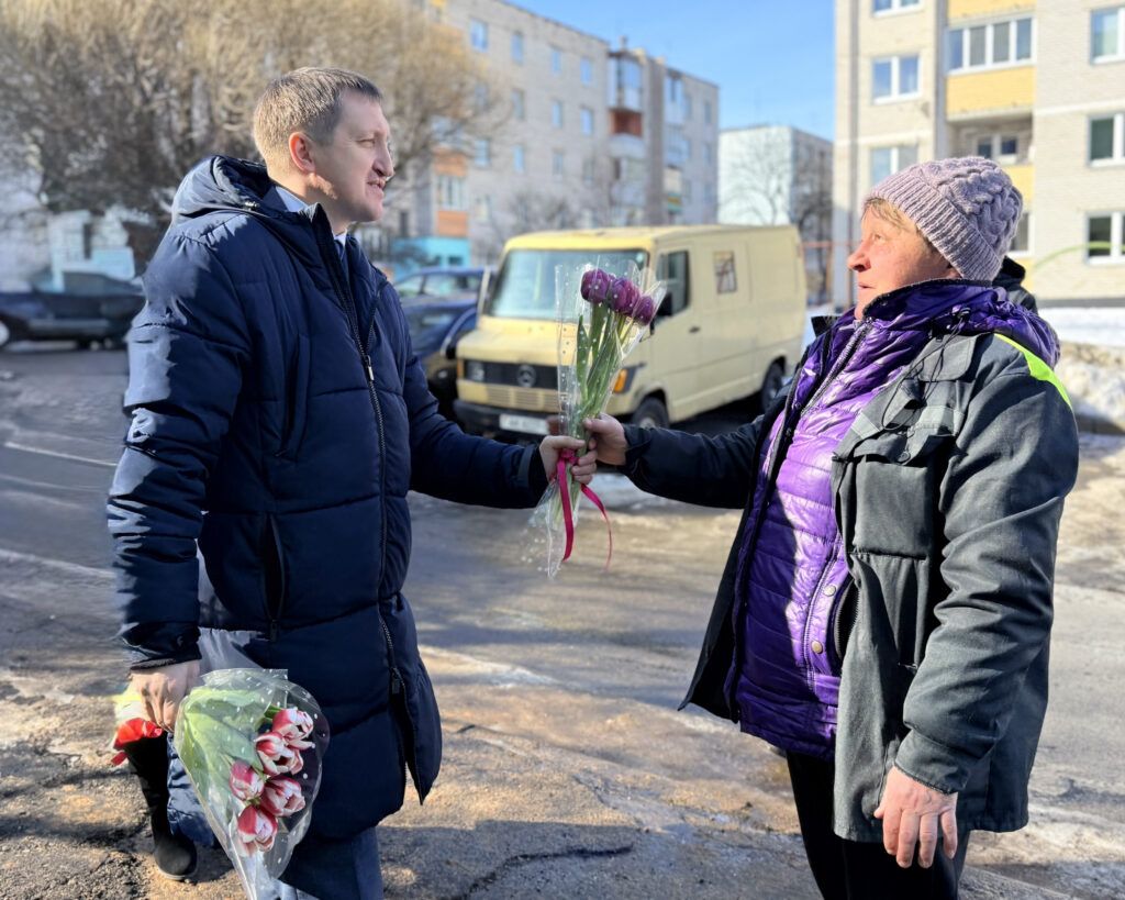 Праздник с доставкой. Посмотрели, как в Смолевичах поздравляют работниц ЖКХ