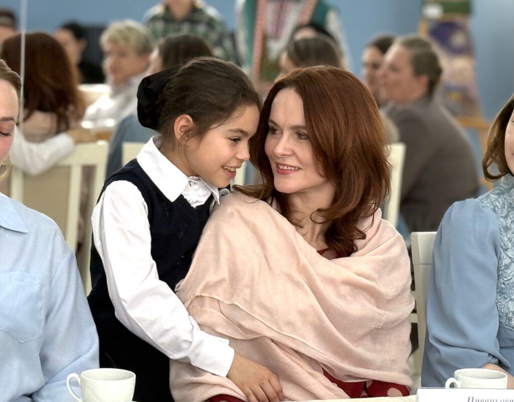 Олимпийское золото и материнская любовь. Делегаты ВНС встретились с многодетными семьями