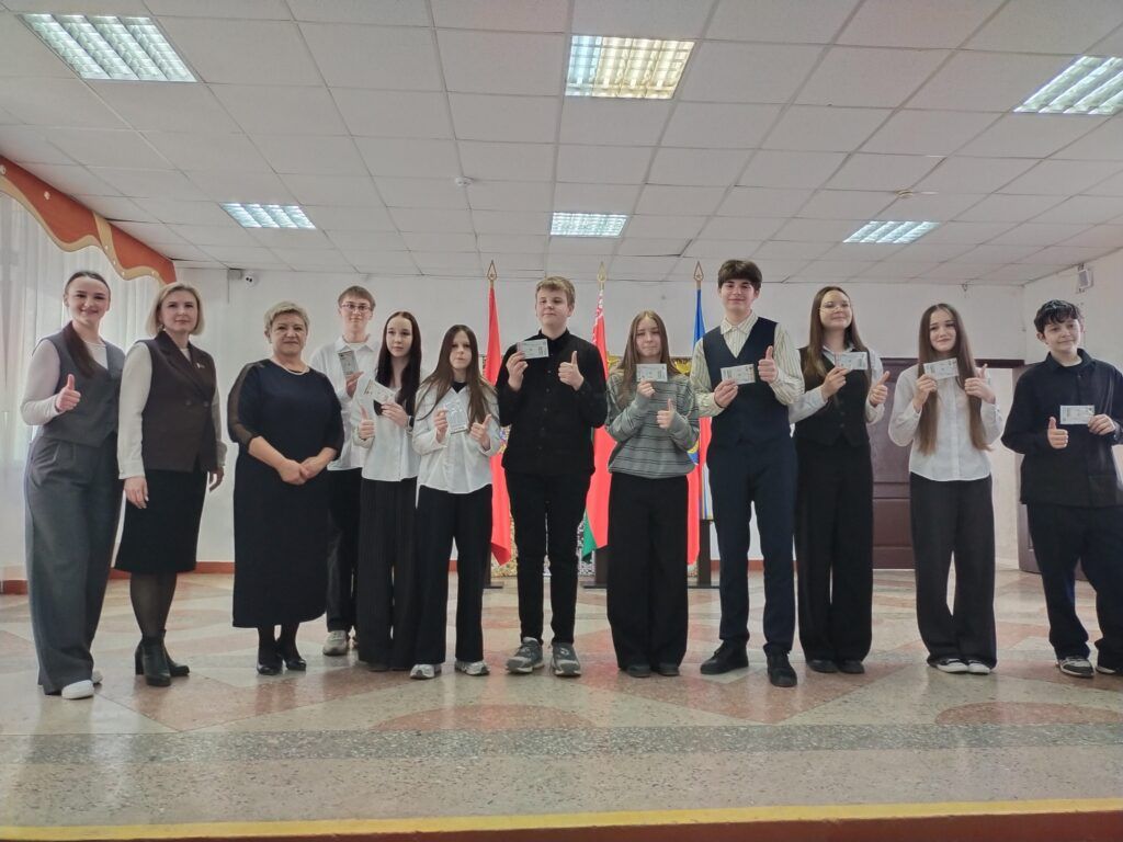 Школьники получили смарт-билеты и поделились планами на жизнь с депутатами