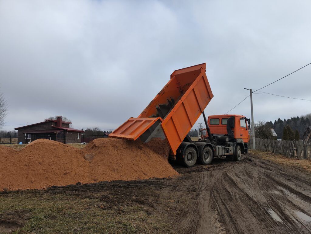 Дорожный марафон на Смолевиччине не сбавляет темпов: в деревне Узбережье приводят в порядок улицы