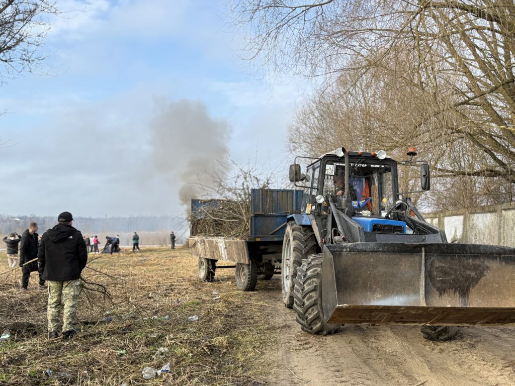 В Смолевичах на субботнике начали благоустройство новой зоны отдыха в микрорайоне Юго-Запад