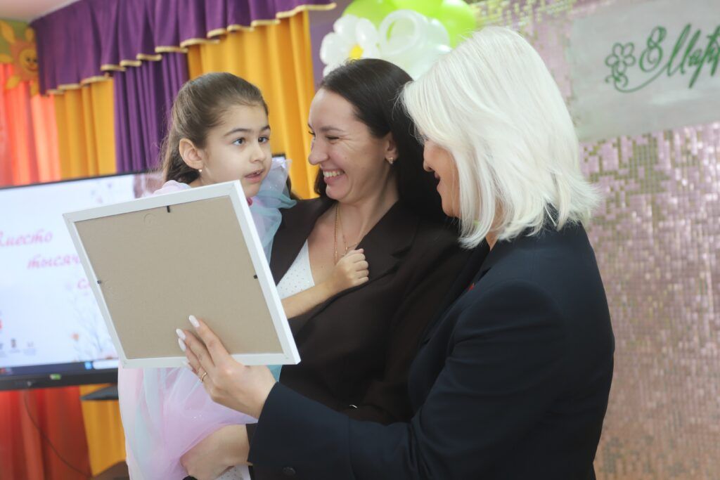 «Кадры счастья»: в ЦКРОиР презентовали особенную фотовыставку