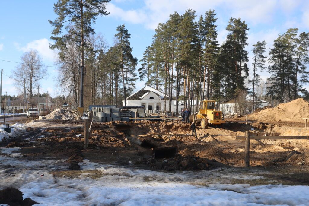 Напротив детсада в Зеленом Бору строят новый дом