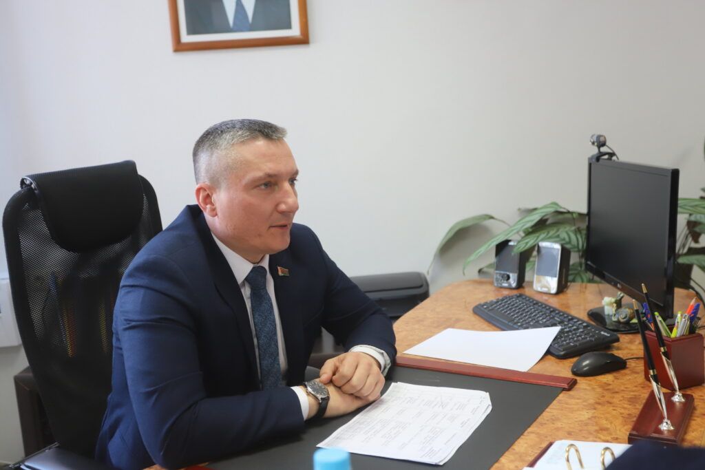 Дороги, соседи и капремонты. Николай Парамонов провёл приём граждан в Зелёном Бору