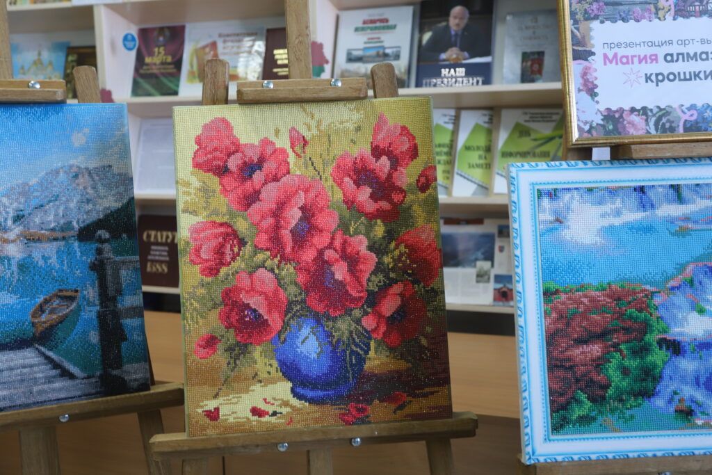 «Магия алмазной крошки». Особенная выставка проходит в районной библиотеке