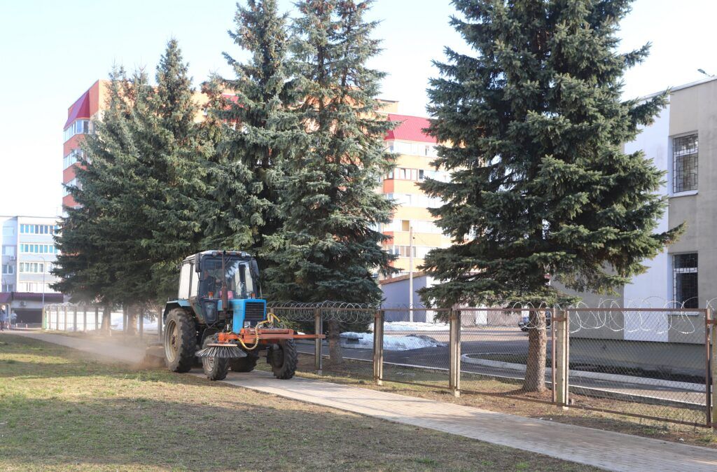 В Смолевичах коммунальные службы вышли на весеннюю уборку