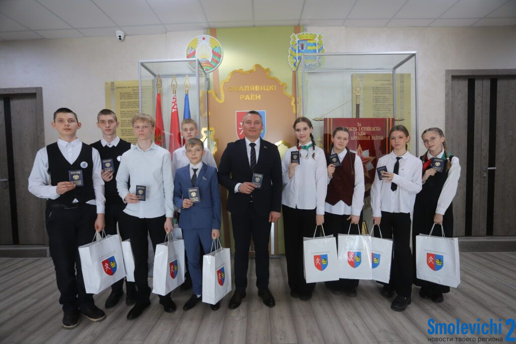 Николай Парамонов вручил паспорта юным жителям района