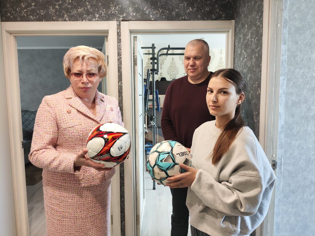 Сестра как мама: проект «Рука помощи» поддержал семью из Заречья