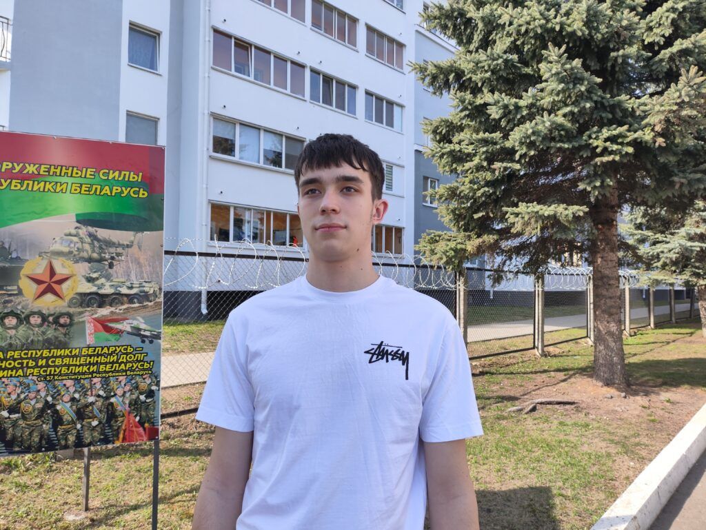 Из технологов – в элитный строй: смолевичанин будет служить в роте почетного караула