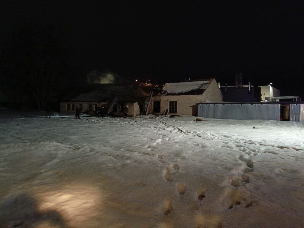 Спасатели ликвидировали пожар на производстве в Смолевичах