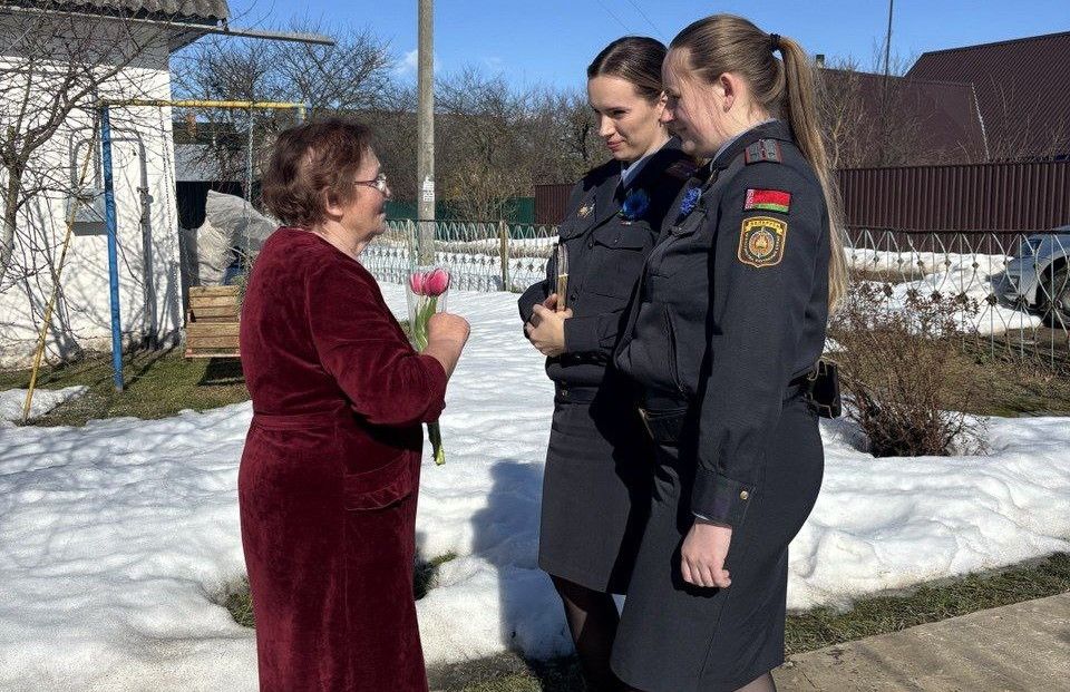 Смолевичанки в погонах поздравили пенсионерку с наступающим праздником