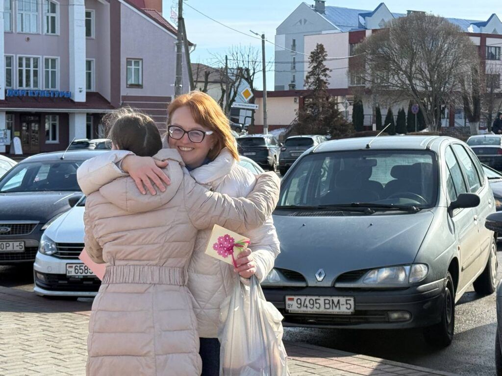 «С любовью к женщине». Смолевичские пионеры вышли на улицы с поздравлениями