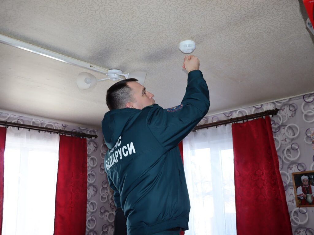 Работники МЧС проводят рейд в Смолевичах