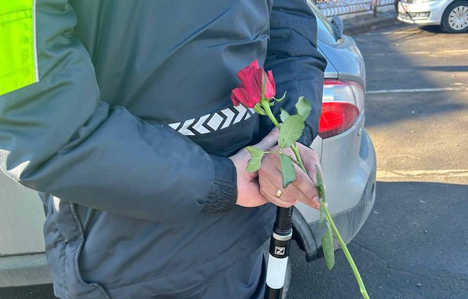 Праздничный патруль. Посмотрели, как поздравляли женщин-водителей