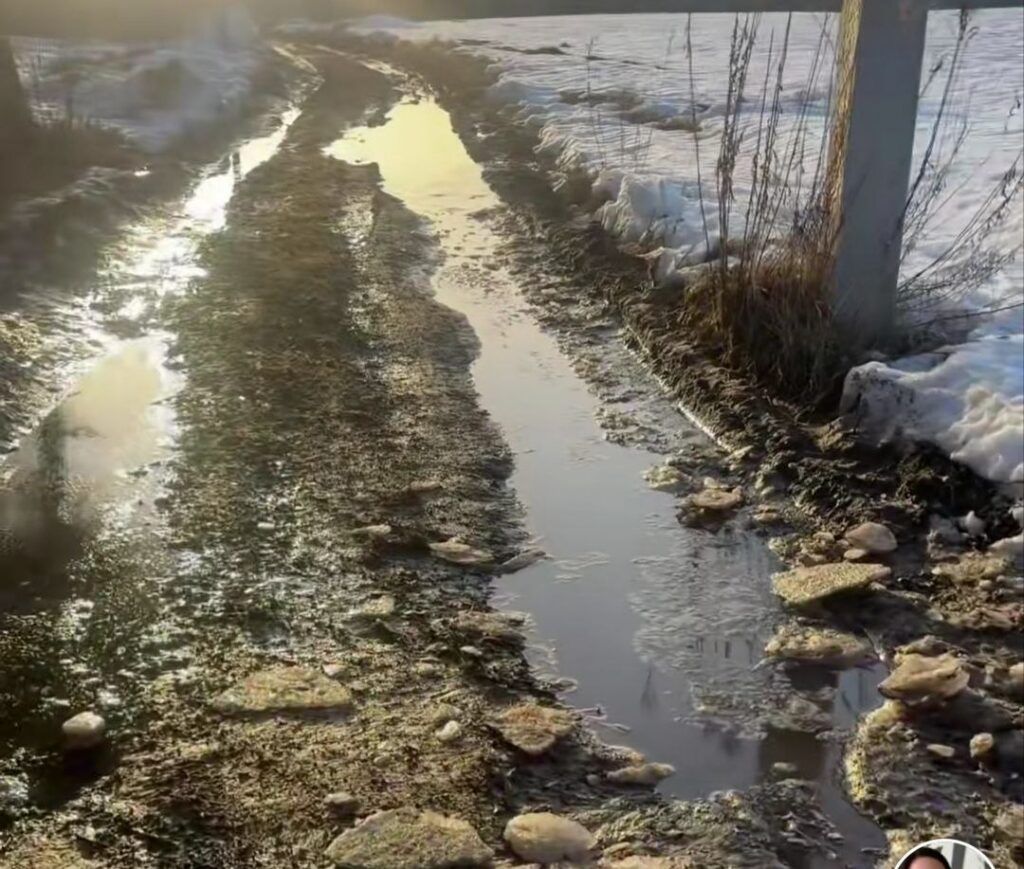 Жители Узбережья жалуются на «раскисшую» дорогу