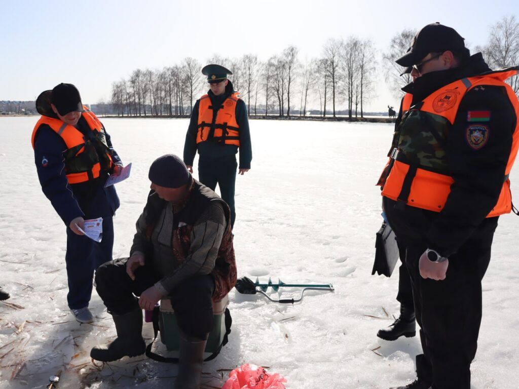 Квадрокоптер против весеннего льда. Как спасатели патрулируют водоемы Смолевиччины