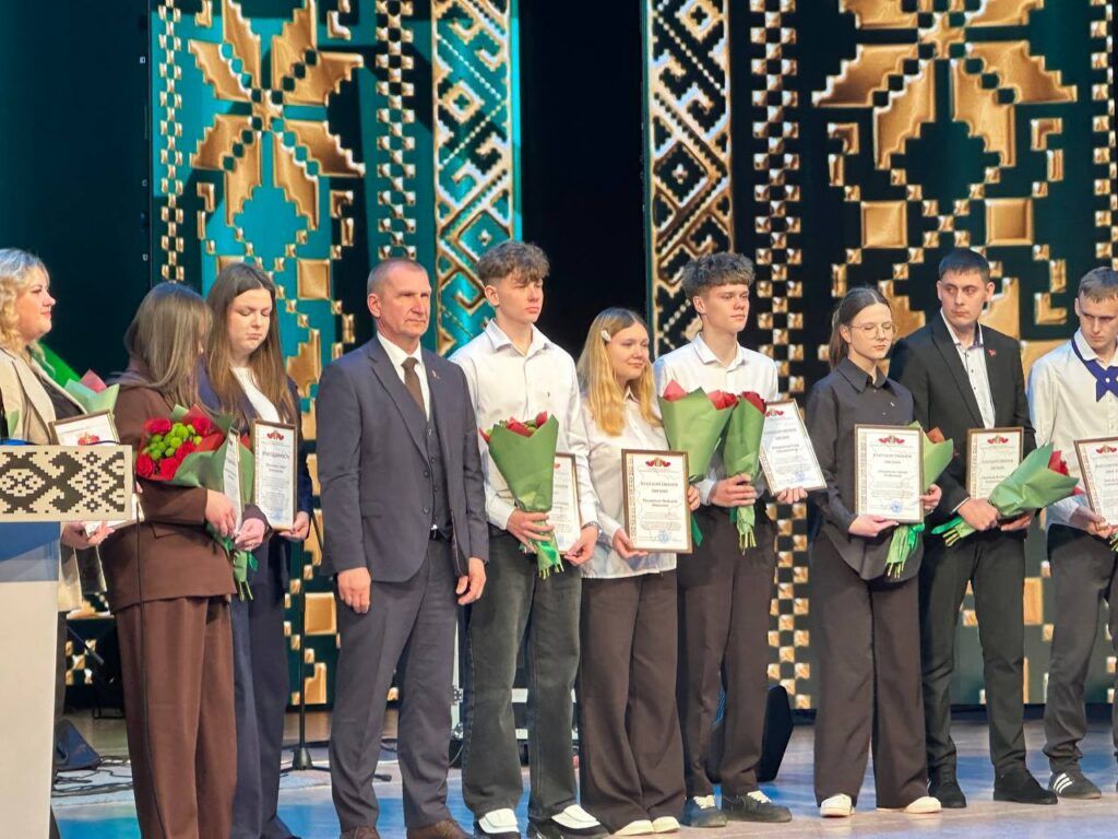 ЖКХ Минской области отметило вклад молодежи Смолевичей в ликвидацию последствий урагана