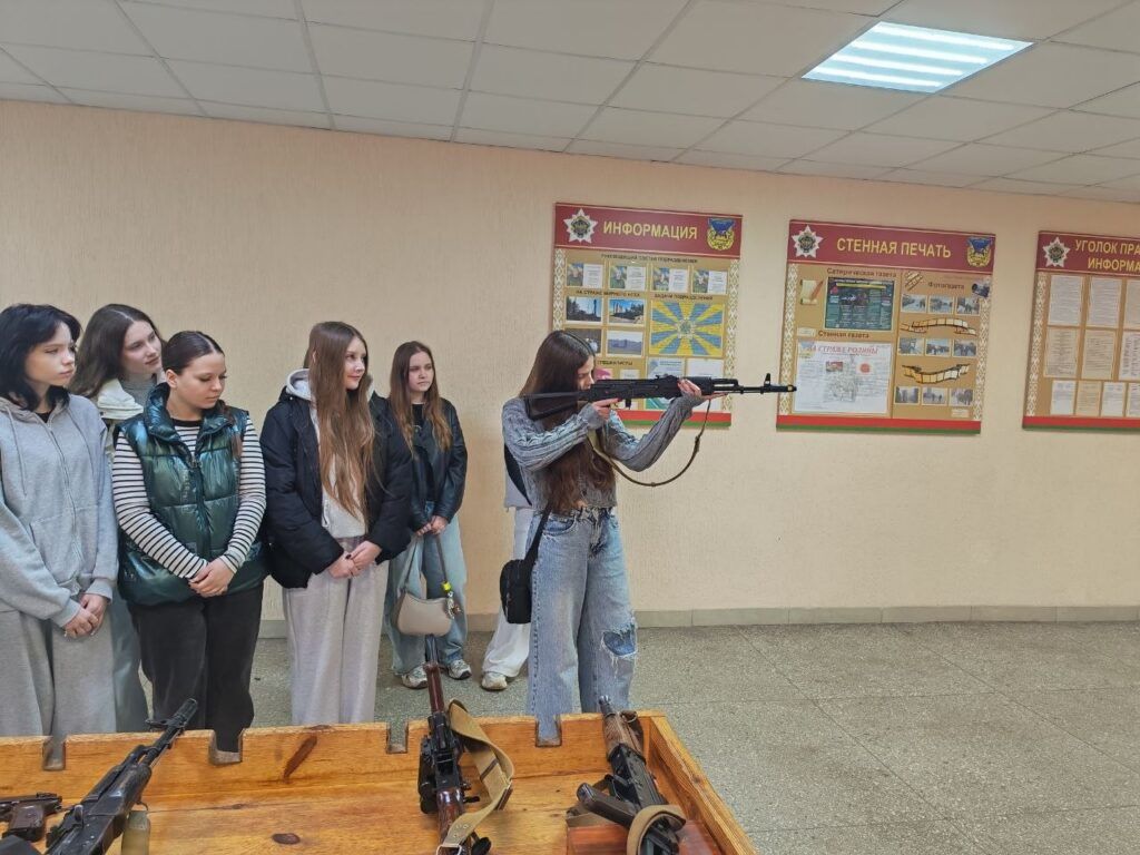 Студенты Смиловичского колледжа узнали об армии изнутри