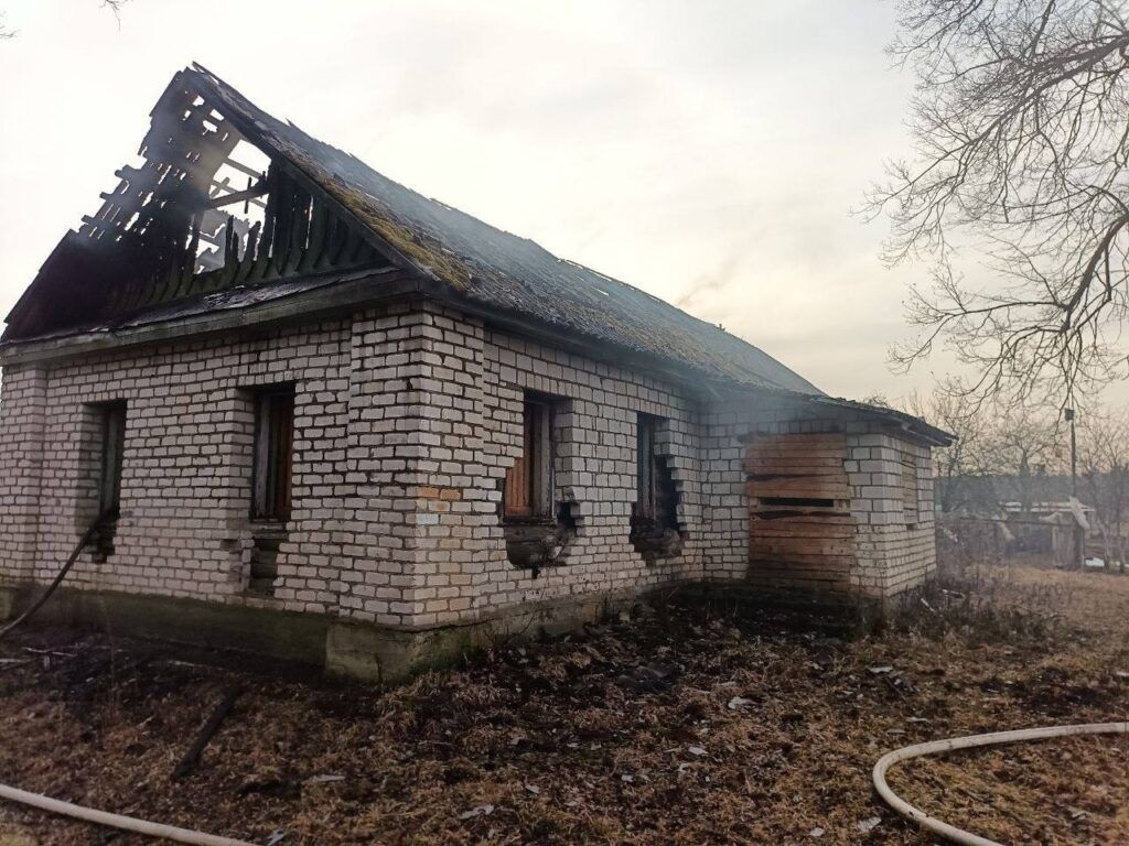 В заброшенном здании школы загорелась крыша