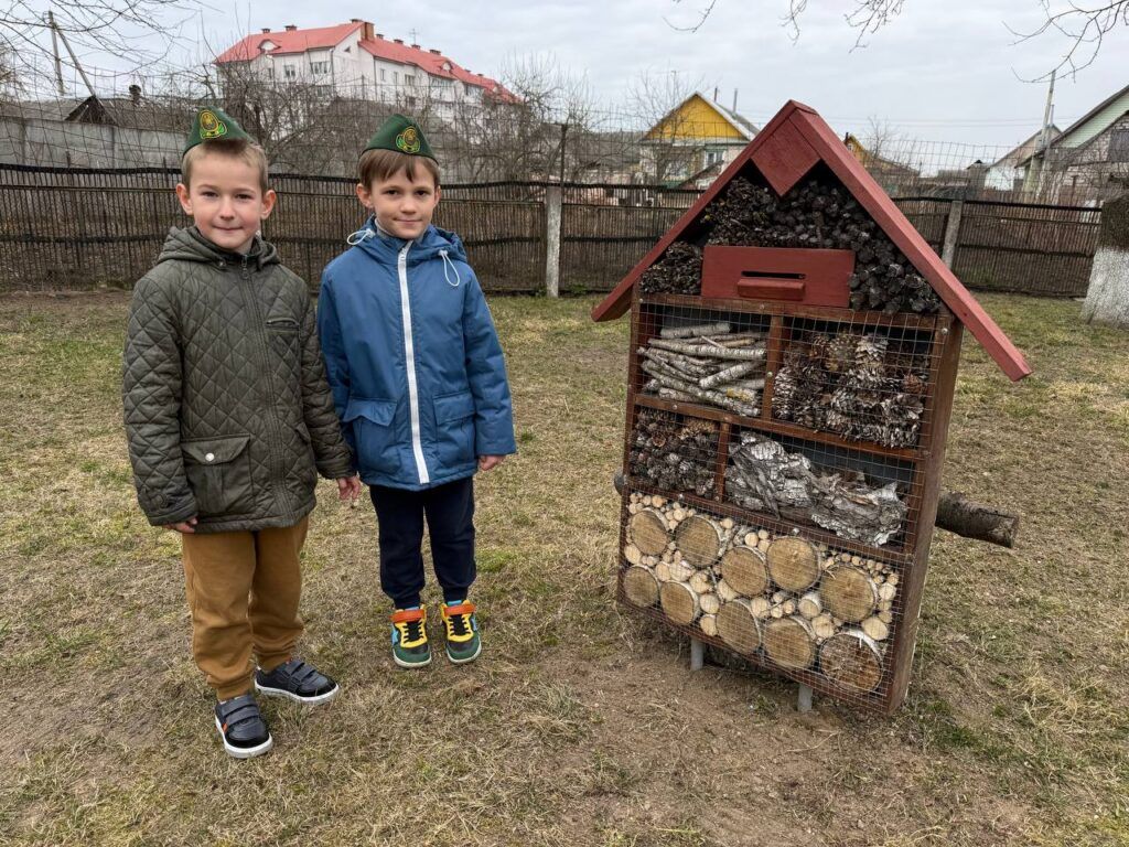 «Каждому скворцу — по дворцу». Узнали, кто помогает смолевичским экологам заботиться о природе