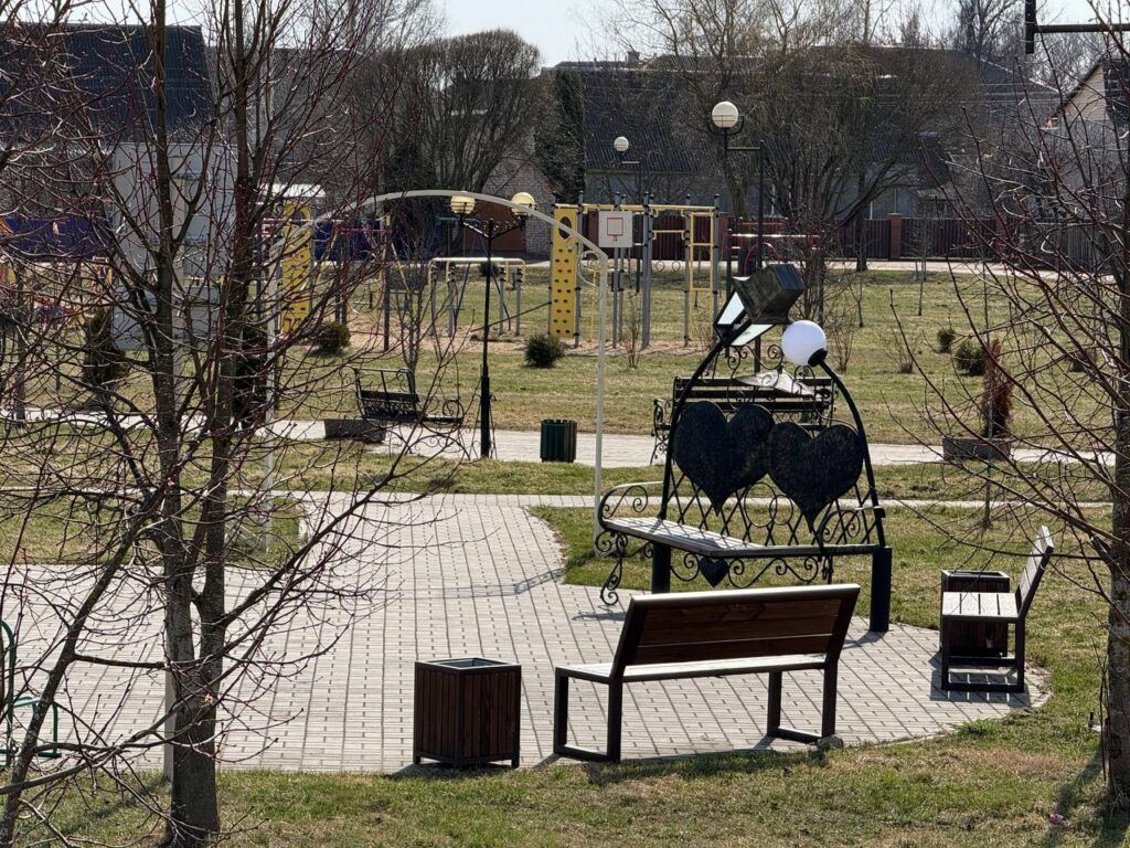 «Посидим-помолчим – не нужны слова». Узнали историю скамей примирения в Смолевичах