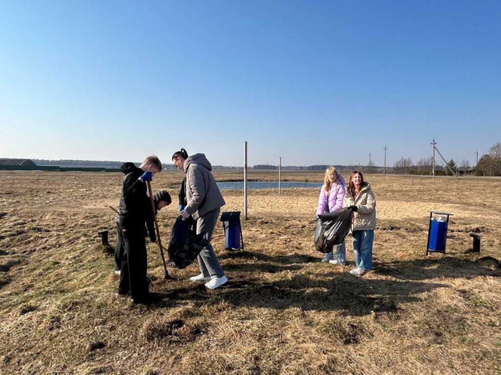 Собрать мусор и сохранить природу. Школьники навели порядок в Слободе