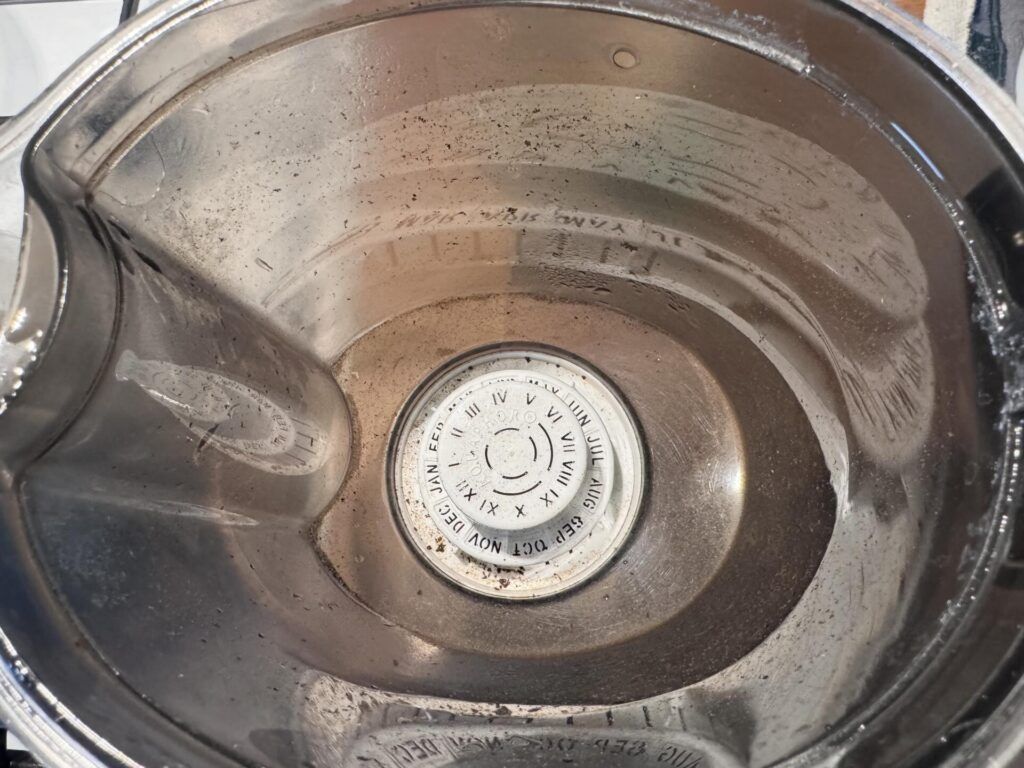 Смолевичанка пожаловалась на песок и коричневый осадок в воде. Что ей ответили