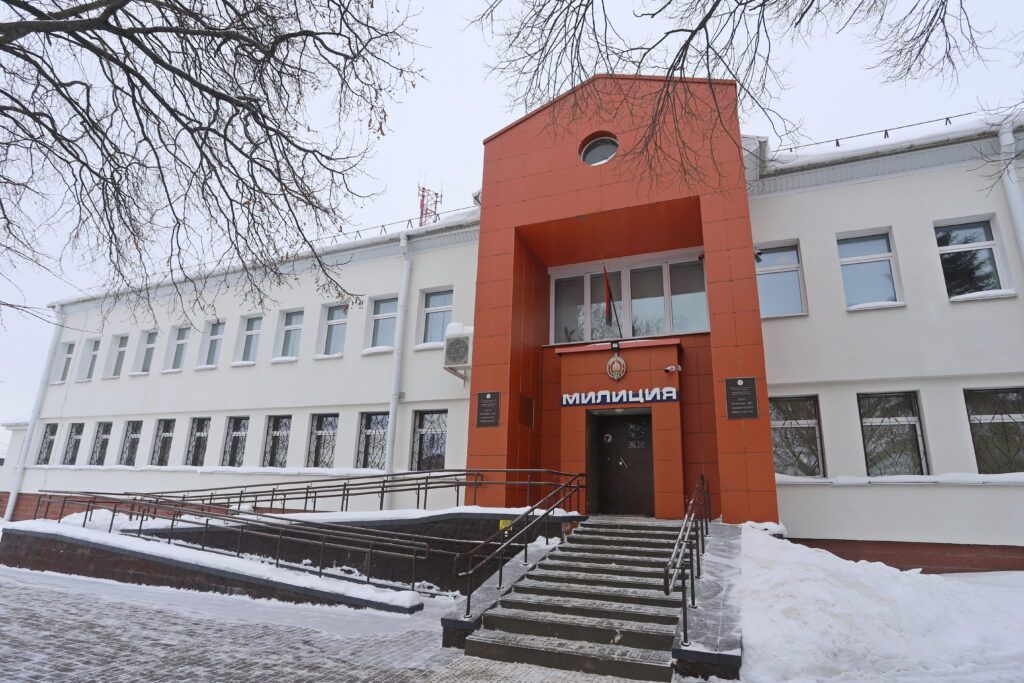 Руководство района поздравило милиционеров Смолевиччины