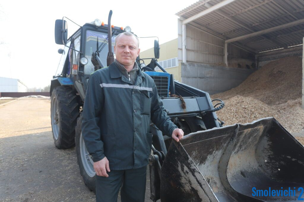 Тракторист ЖКХ рассказал о своей работе в поселке