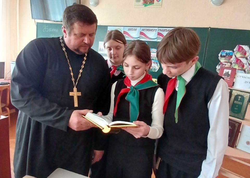 Настоятель Рождественского храма из Алесино встретился с учащимися Кленникской базовой школы