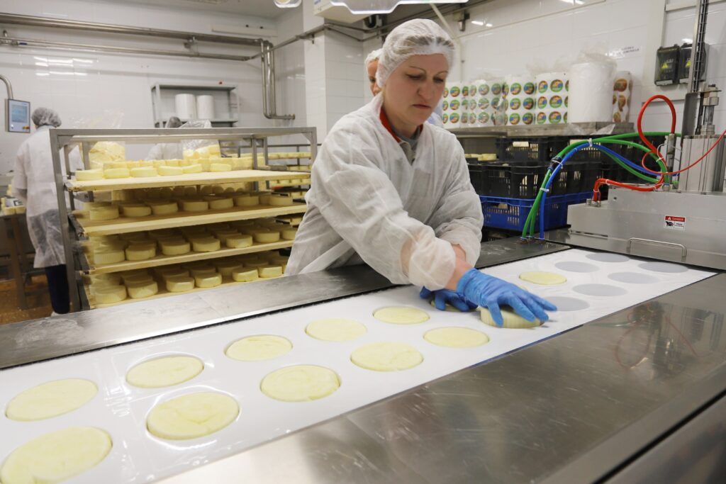 Творожный сыр для «Белавиа», арендное жилье и зарплата свыше 3 тысяч рублей: узнали, как живет «Смолевичи Молоко»