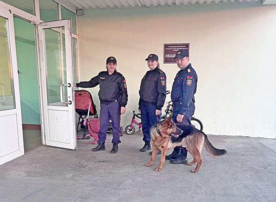Милиция со служебной собакой проверила общежитие колледжа