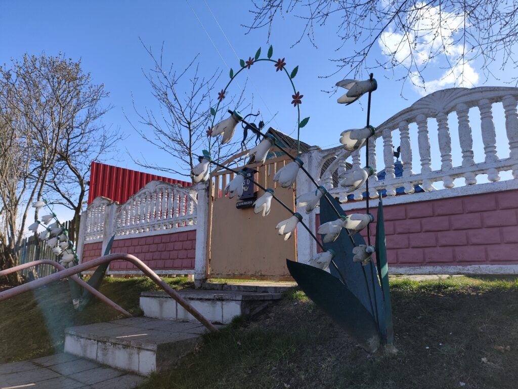 Творческие сельчане превращают старые шины и бутылки в красоту