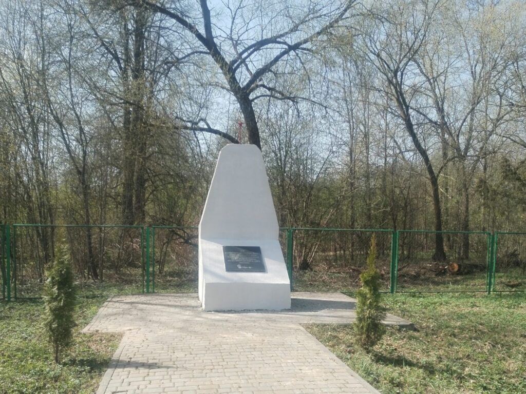Узнали, кто заботится о монументе в Хотеново