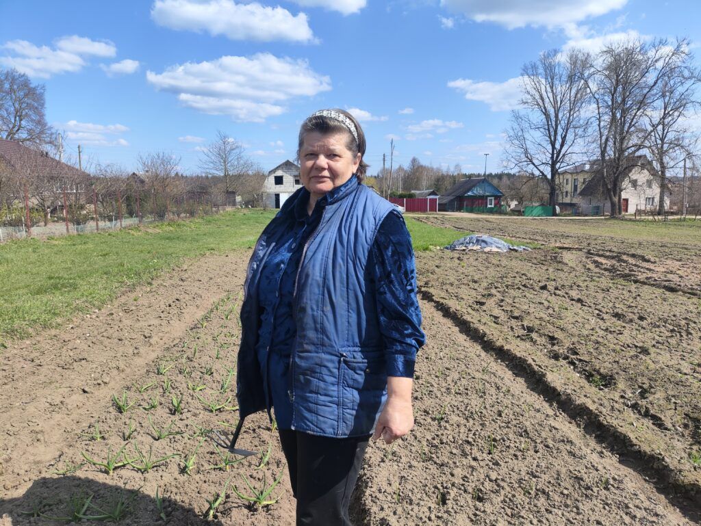 Город силы забирает, а земля – дает. Узнали, за что жительница Каменки любит свою деревню