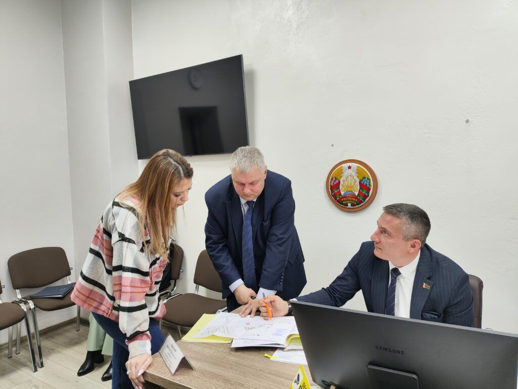 Асфальт «в складчину» и регистрация построек: Николай Парамонов провел личный прием граждан