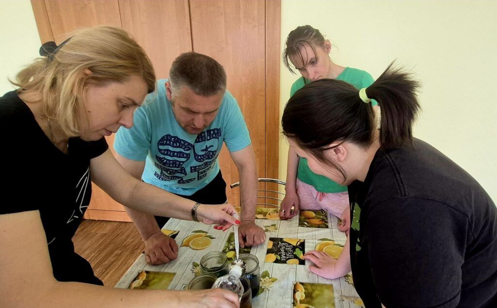 Пасхальный дух и вкус самостоятельности: как в тренировочной квартире встречали Чистый четверг