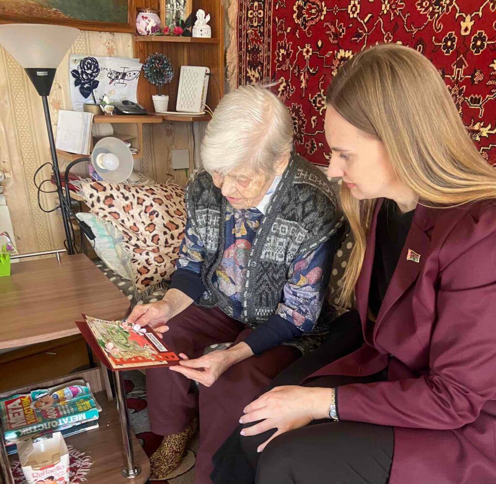 «Наш долг – окружить их заботой»: в Смолевичах навестили бывших малолетних узников