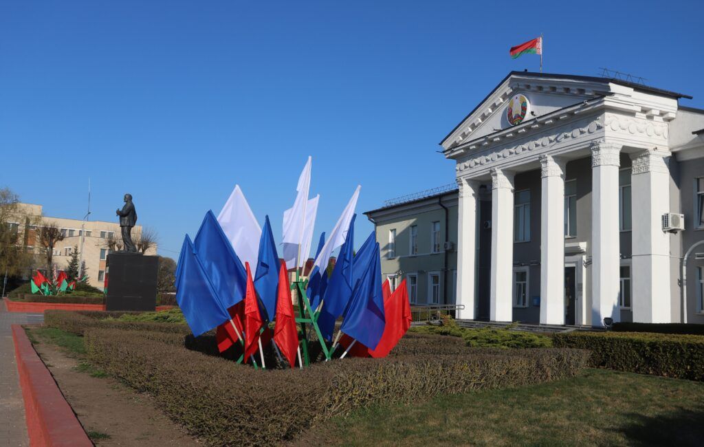 В честь Дня единения центр Смолевичей украсили белорусскими и российскими флагами