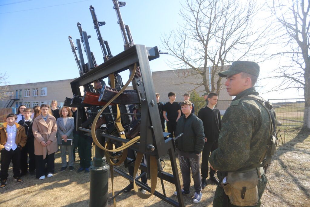 Открытый урок мужества. Посмотрели, как военнослужащие провели занятие для школьников