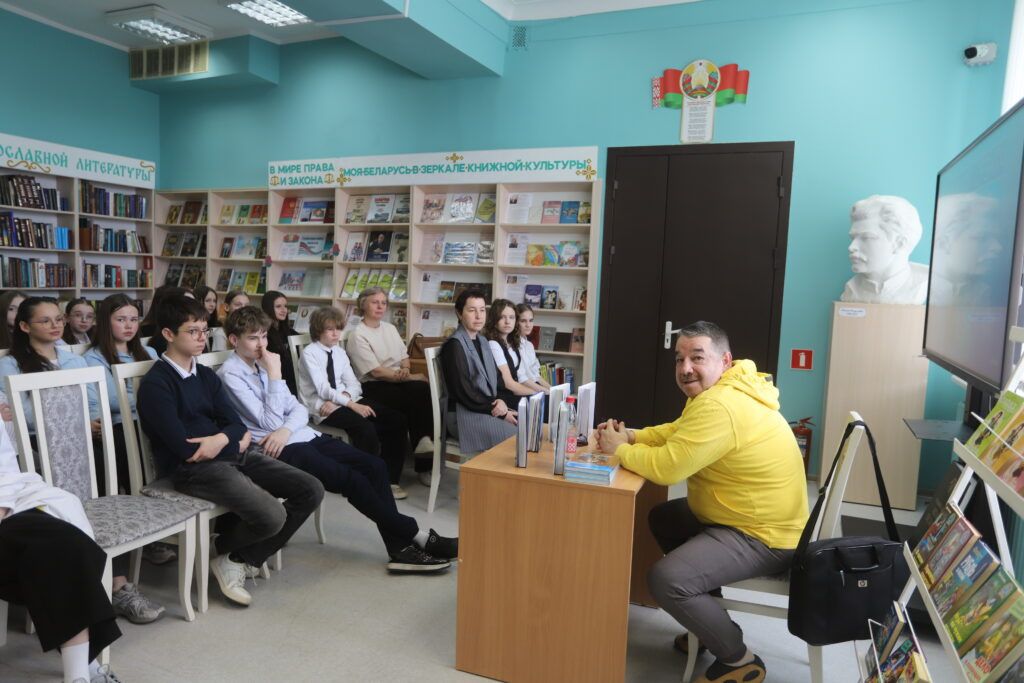 От Байконура до детской фантастики: восьмиклассники второй школы встретились с писателем Владимиром Куличенко