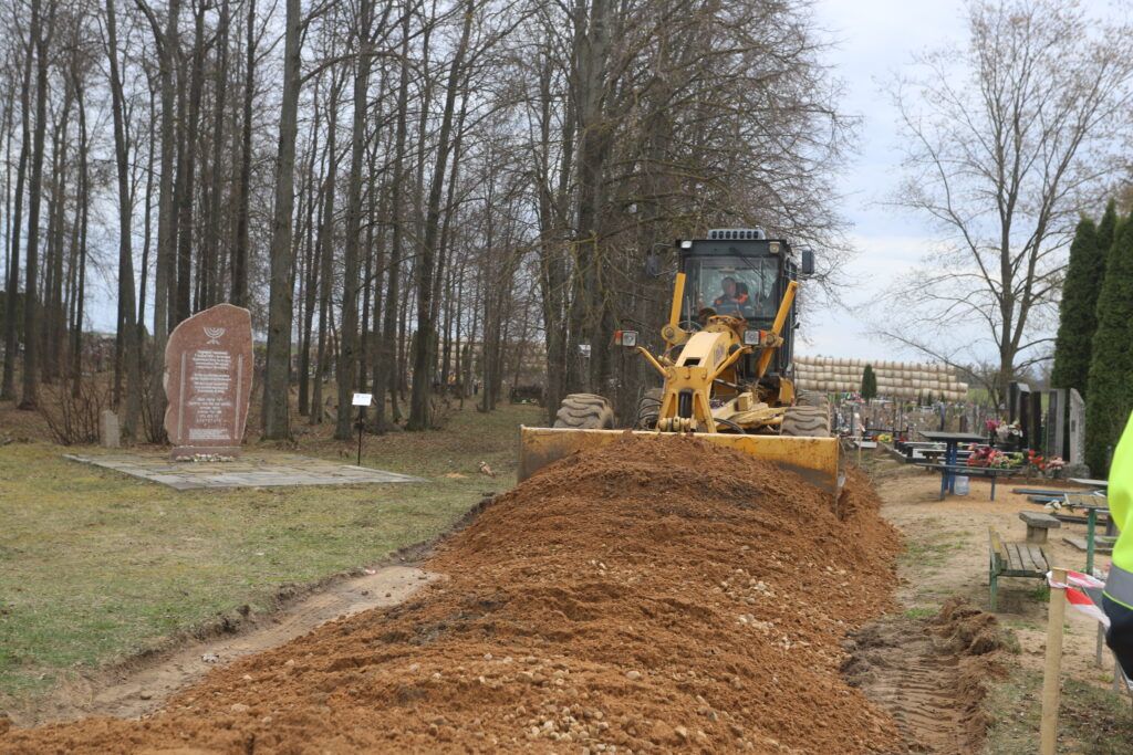 В Рябом Слупе благоустраивают кладбище