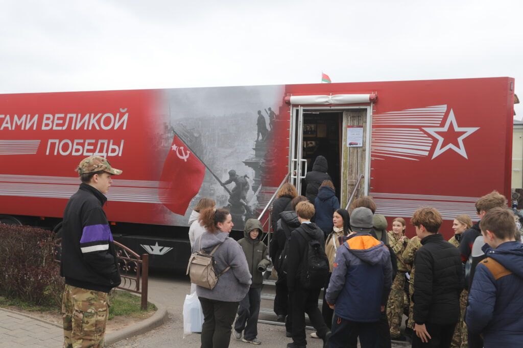 «Многое о военной истории нашего города». Экскурсию по передвижному музею проводит смолевичанка