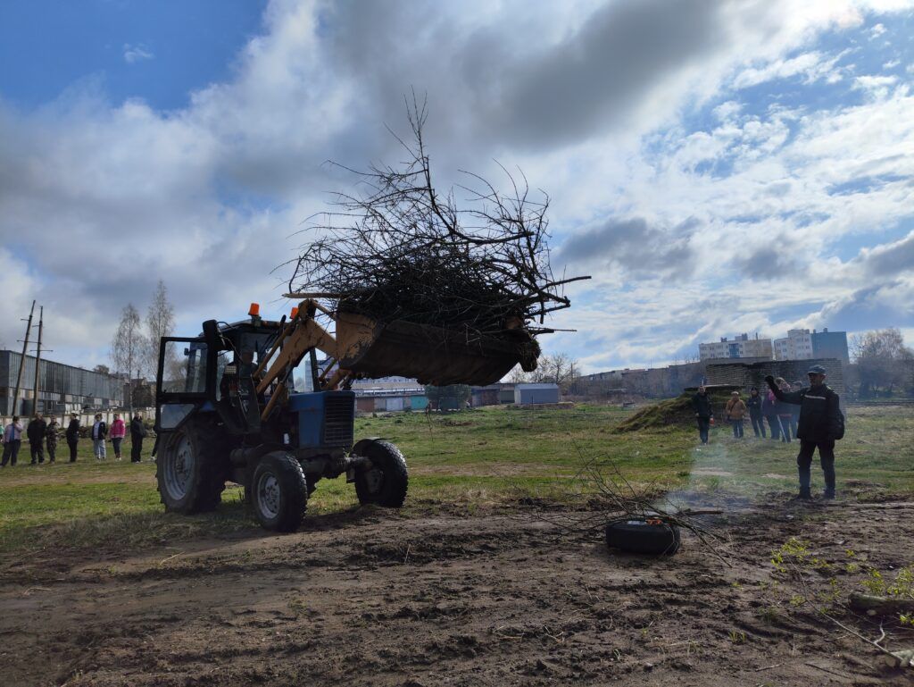 На республиканском субботнике смолевичане обустраивали новую зону отдыха