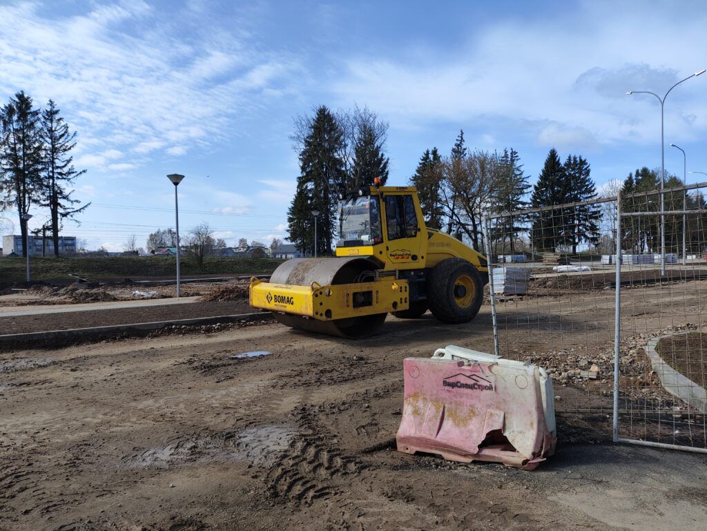 «Помогаем нашему городу расцветать!»: гимназисты и спортсмены трудились у новой автостанции