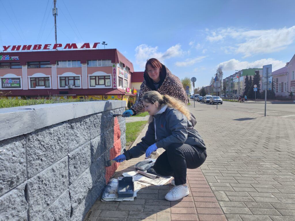 С улыбкой и задором: женщины Смолевичей преобразили центр города