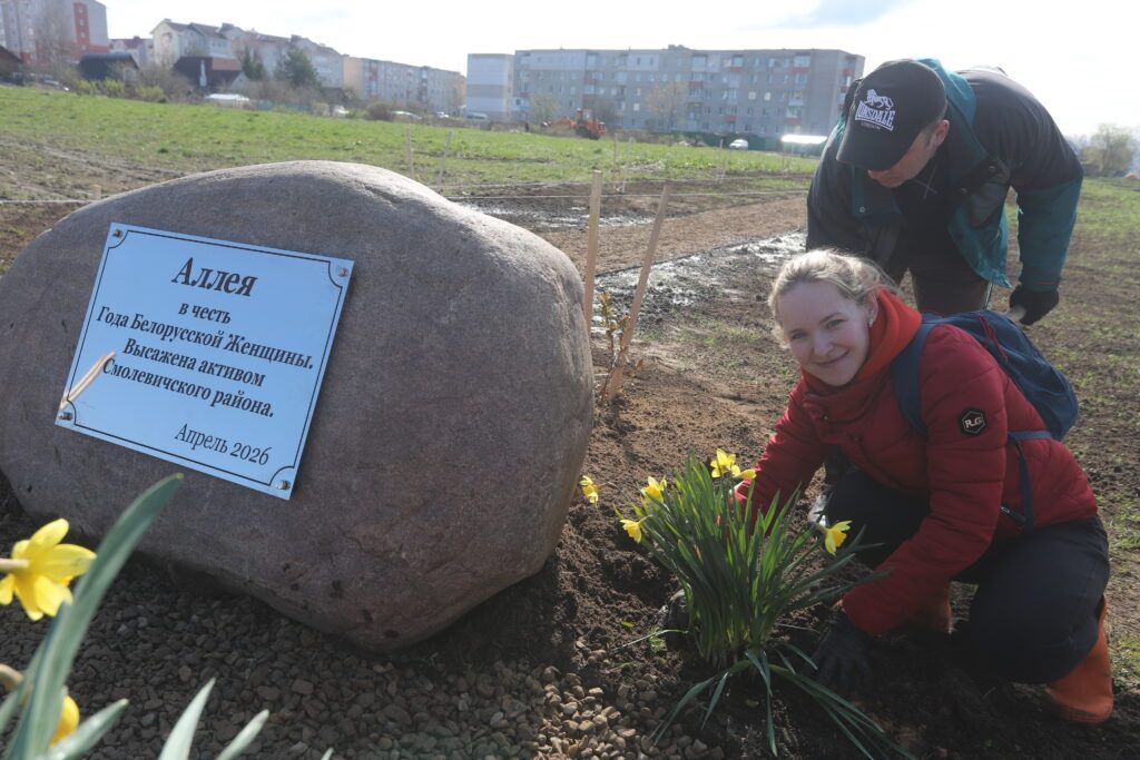 Символ красоты и семейного счастья. Руководство райисполкома высадило аллею в честь Года белорусской женщины