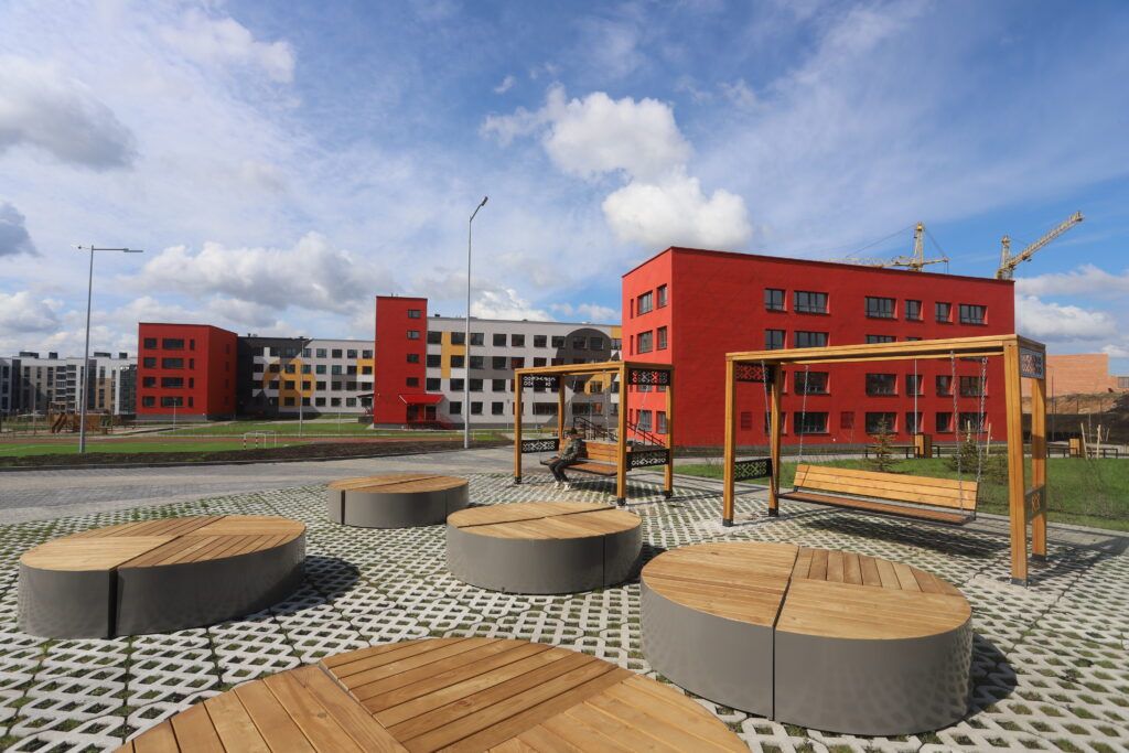 В день республиканского субботника педагоги навели чистоту в новой 4-й школе