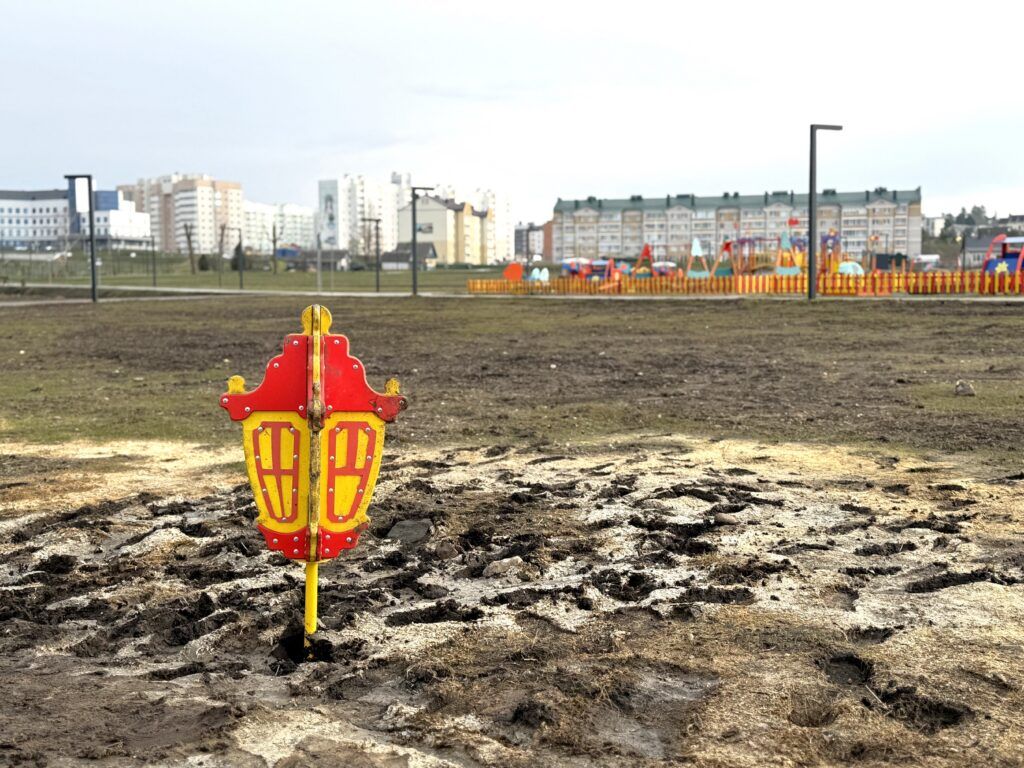 Миллионы на ветер: кто и зачем убивает сквер у водохранилища