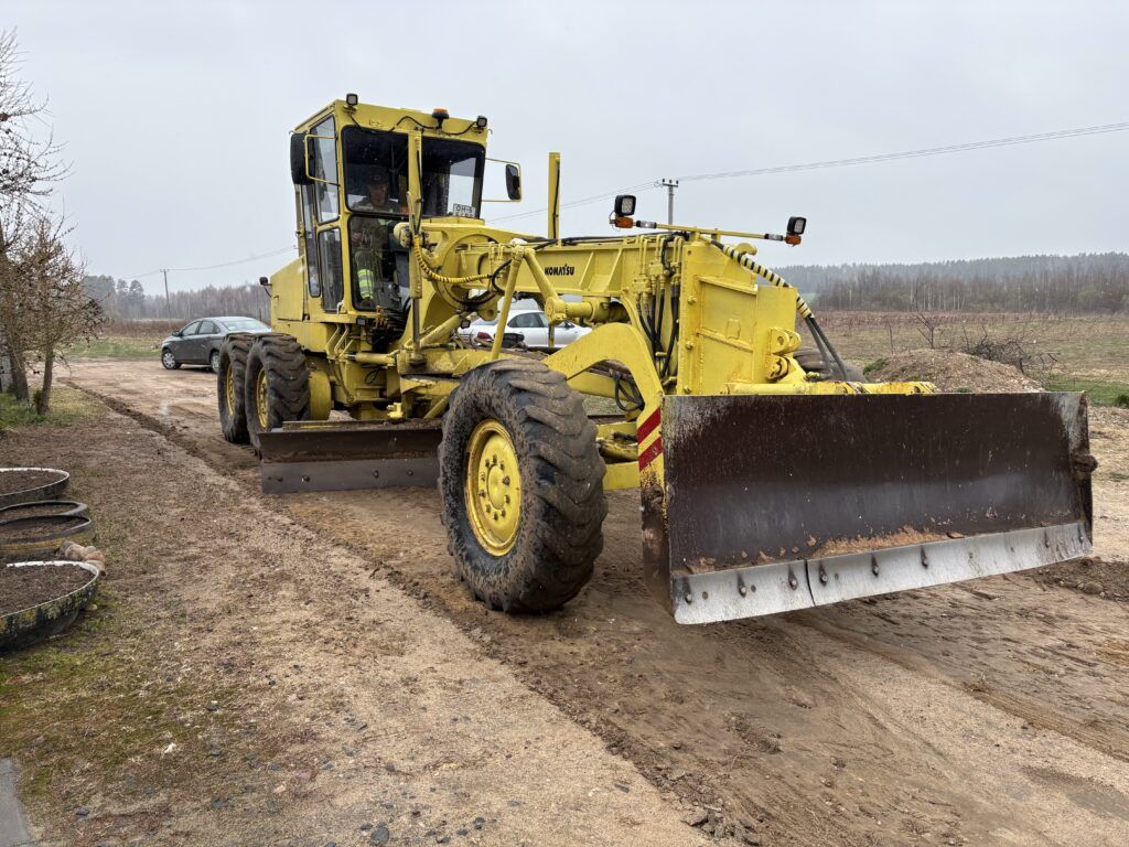 Несмотря на снег и канун Пасхи: Смолевичское ЖКХ продолжает дорожный марафон
